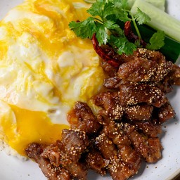ข้าวไข่ข้นหมูย่างจิ้มแจ่ว