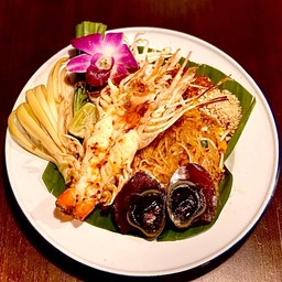 ผัดไทยโบราณกุ้งใหญ่ไจแอ้น+ไข่เยี่ยวม้า