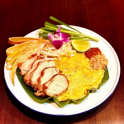 ผัดไทยโบราณไก่ทอดห่อไข่