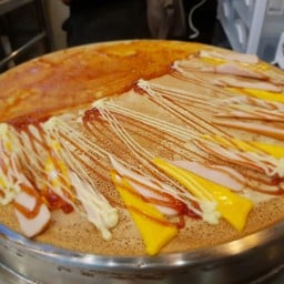 เครปวนิลา ไส้กรอก+ชีส+ซอสพิซซ่า  Sausage x Cheddar Cheese x Pizza Sauce