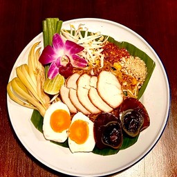 ผัดไทยโบราณไก่ทอด+ไข่เค็มเ+ไข่เยี่ยวม้า