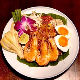 ผัดไทยโบราณกุ้งสดไข่เค็ม