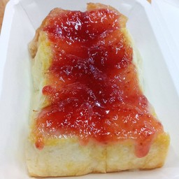 ขนมปังปิ้งสตรอว์เบอร์รี่