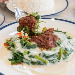 พระรามลงสรง ก๋วยเตี๋ยวเนื้อน่องลาย หมูตุ๋น ( เล่า โอ้ว ) ตลาดบองมาเช่