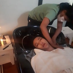 นวดศีรษะในห้องสปาหอมๆและมาสระต่อที่เตียงนวดไฟฟ้า ฟินแล้วฟินอีกเลยค่ะ