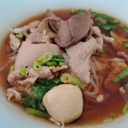 ร้านเจ๊เล็กก๋วยเตี๋ยวหมูน้ำแดงท่ายาง