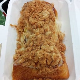 ขนมปังปิ้งเนยมายองเนส พริกเผา หมูหยอง