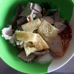 ก๋วยเตี๋ยวหมูแห้งยำ