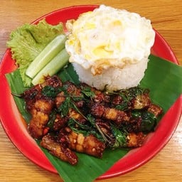 กะเพราหมูกรอบ