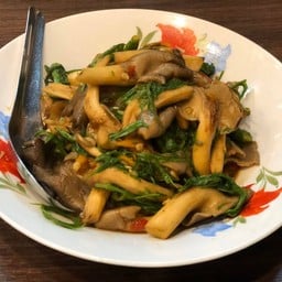 เห็ดผัดพริกเหลืองกับชะอม