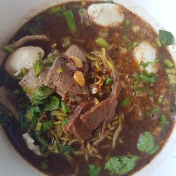 เส้นบะหมี่ หมูสด ตับ ลูกชิ้น หมุตุ๋น พิเศษ