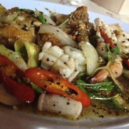 ปลาหมึกผัดพริกไทยดำ