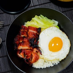 ข้าวหมูแดงไข่ดาว 1 ฟอง