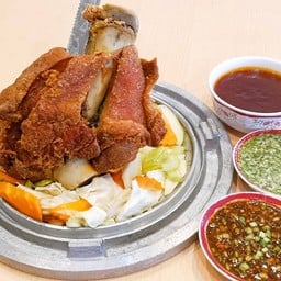 ขาหมูเยอรมันตะลุยไฟ