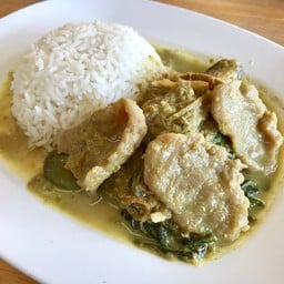 ข้าวแกงเขียวหวานลูกชิ้นปลากราย