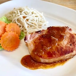 พอร์คชอปรมควันขนมจีนผัดเนย