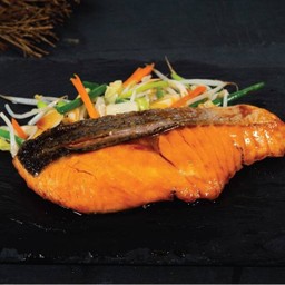 สเต็กปลาแซลมอน + ข้าวญี่ปุ่น