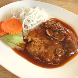 ขนมจีนหน้าหมูซอสมะเขือเทศ