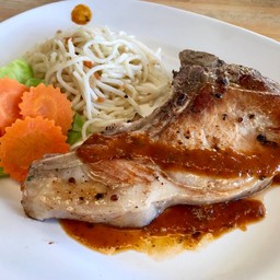 พอร์คชอปพริกไทยดำขนมจีนผัดเนย