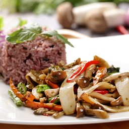 กระเพราเห็ดรวม