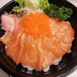 ข้าวหน้าแซลมอนสด Rice sushi with salmon