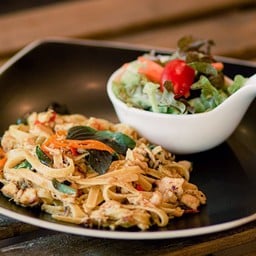 เฟตตูชินี่ผักโขมเขียวหวานไก่ผัดนมสด