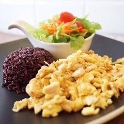 ข้าวไรซ์เบอรี่ & ไข่ข้นอกไก่