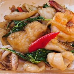 กระเพราทะเลราดข้าว