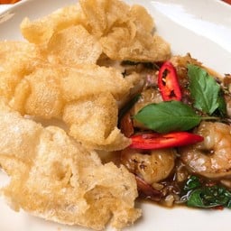 ก๋วยเตี๋ยวกรอบกะเพรากุ้ง