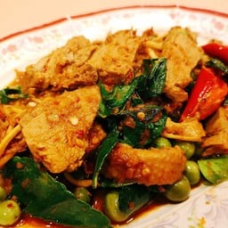 เป็ดพะโล้โกเท้ผัดเผ็ด