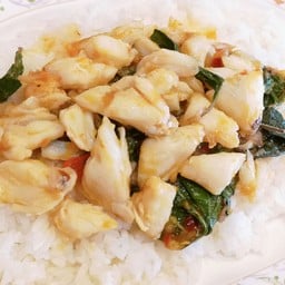 กระเพราปูก้อนราดข้าว