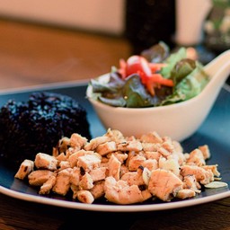 ข้าวไรซ์เบอรี่ & ไก่กระเทียม