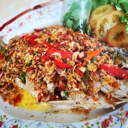 ปลากระพงทอดกระเทียมพริกขี้หนู