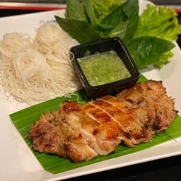 เส้นหมี่ ไก่ย่าง