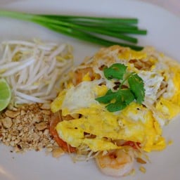 ผัดไทยกุ้งสด