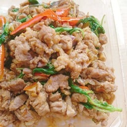 กระเพราหมูสับราดข้าว