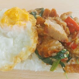 กระเพราหมูกรอบราดข้าว