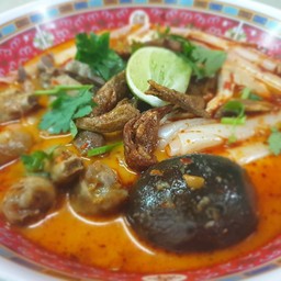 ก๋วยจั๊บต้มยำ (ไข่ลวก,ต้ม,เยี่ยวม้า)