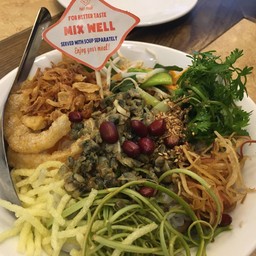 ขนมจีนกับหอย มีซอสราดคล้ายกินขนมจีนน้ำพริกที่มีหอย