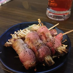 เบคอนพันเห็ดเข็มทอง 1 ไม้