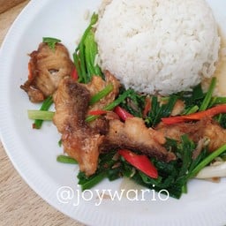 ข้าวราดปลาผัดขึ้นฉ่าย
