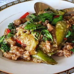 ผัดมะเขือยาวโหระพาหมูสับ