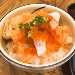 เนื้อปลาแซลมอลละมุนมากค่ะ เราสั่งแบบชามเล็ก พอดีๆ ไม่อิ่มมากค่ะ