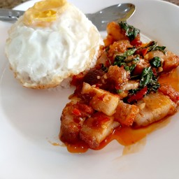 ข้าวกะเพราหมูกรอบไข่ด่าว