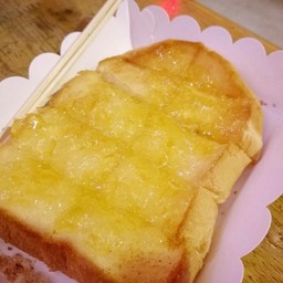 ขนมปังปิ้ง แยมสับปะรด