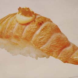 N2 แซลมอนเบิร์นไข่กุ้ง นิกิริ