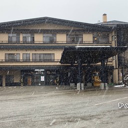 หน้าโรงแรม หิมะตกหนัก