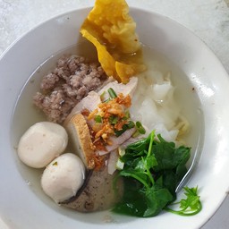 เส้นใหญ่น้ำใส