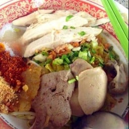 ก๋วยเตี๋ยวหมู+เครื่องใน