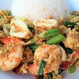 ข้าวราด กุ้งหมึกผัดผงกะหรี่